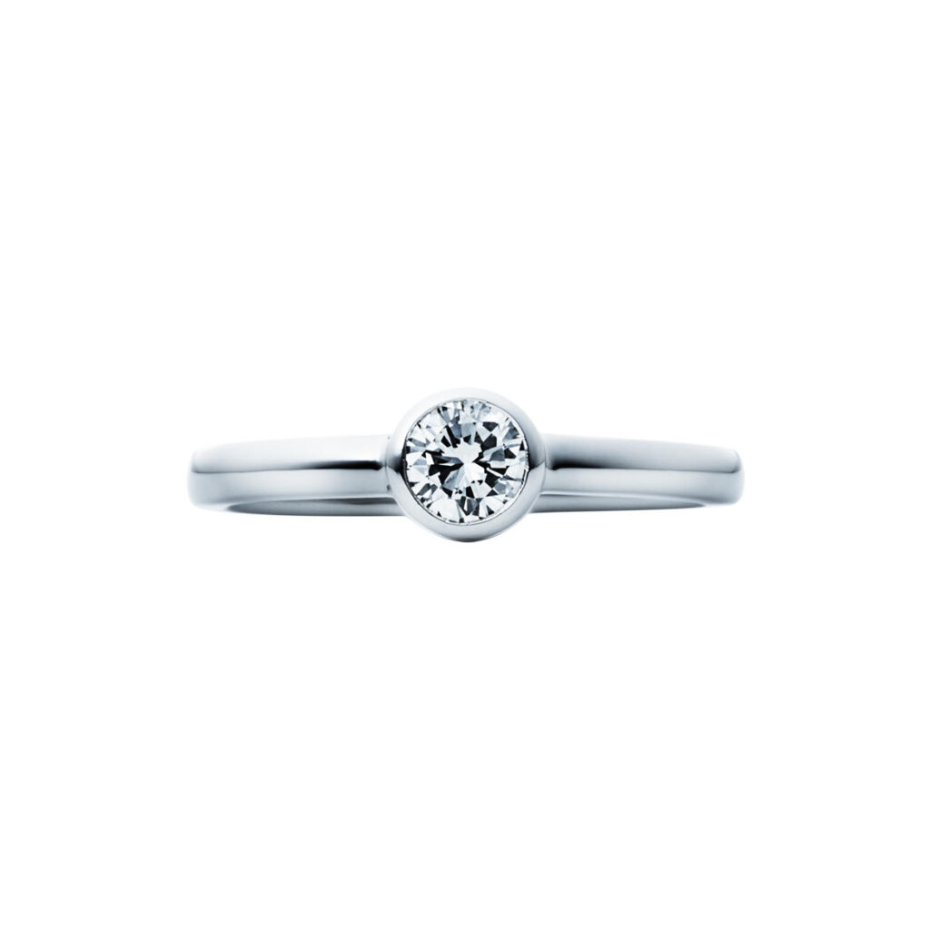 フクリン留めされたシンプルな婚約指輪デザイン