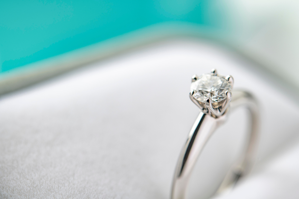 ダイヤモンドの輝く婚約指輪