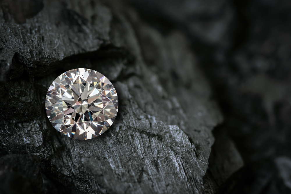岩の上で輝くダイヤモンド