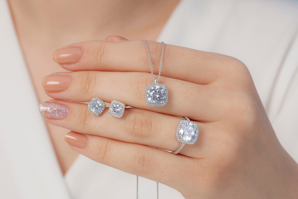 婚約指輪やダイヤモンドネックレス
