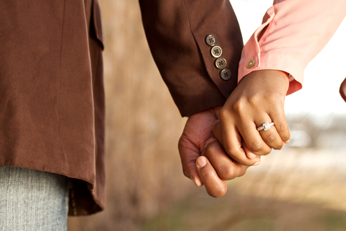婚約指輪とカップルの手