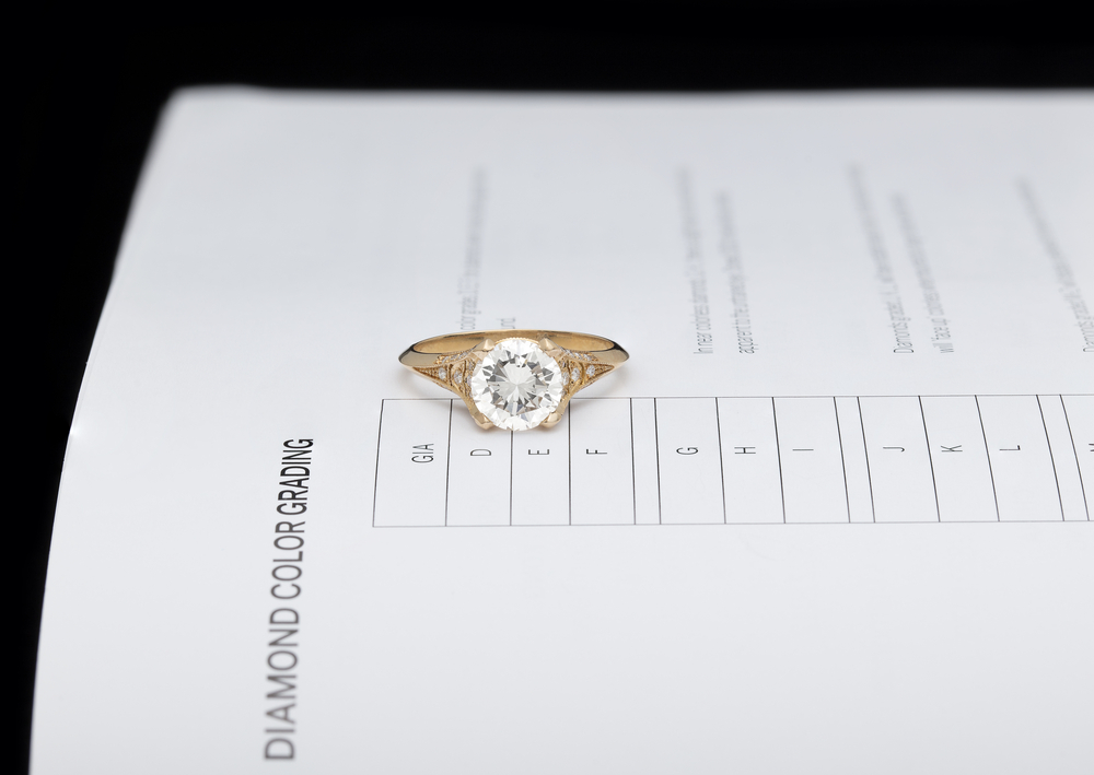 鑑定書と婚約指輪