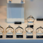 宝石店に並べられている婚約指輪と値札