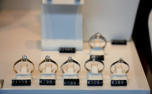 宝石店に並べられている婚約指輪と値札