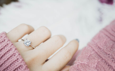 婚約指輪を身につける女性の手指