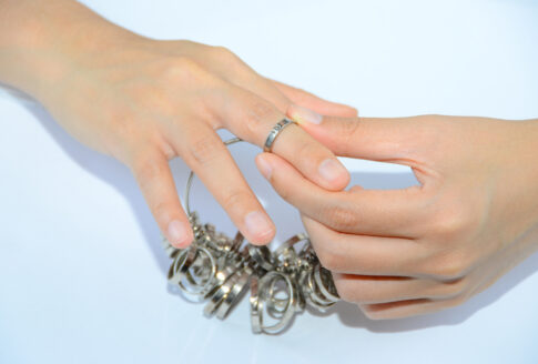 婚約指輪や結婚指輪のサイズ計測