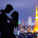 東京タワーの夜景でプロポーズするカップル