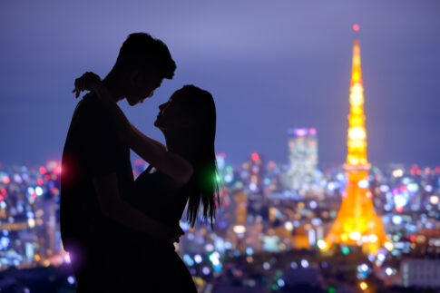 東京タワーの夜景でプロポーズするカップル