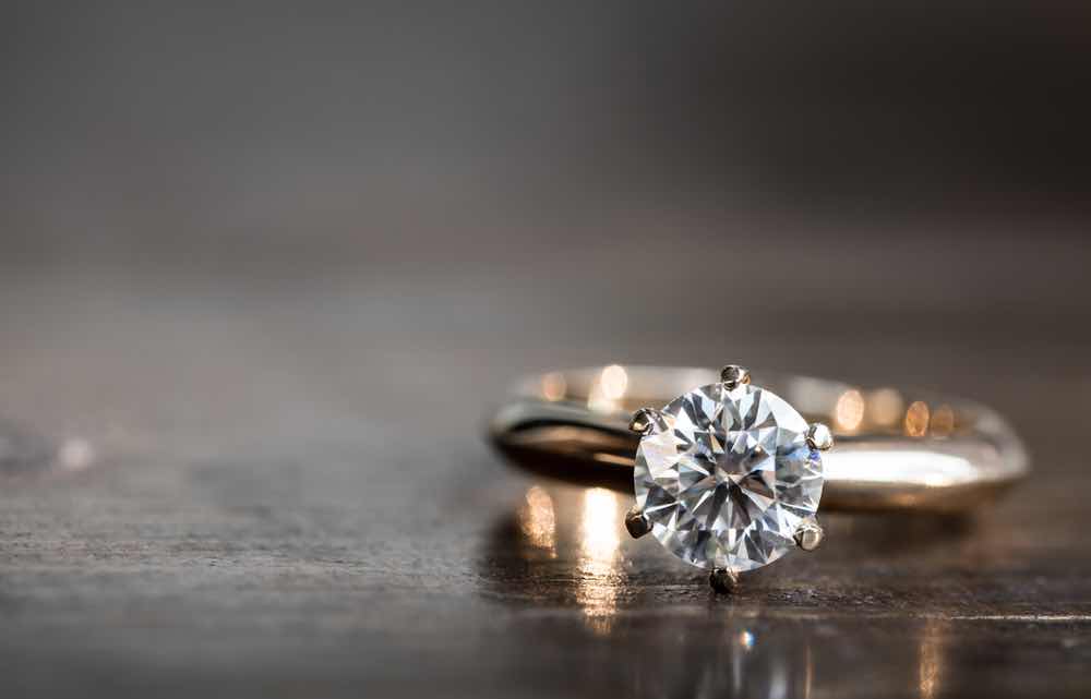 ダイヤモンドの輝くイエローゴールドの婚約指輪