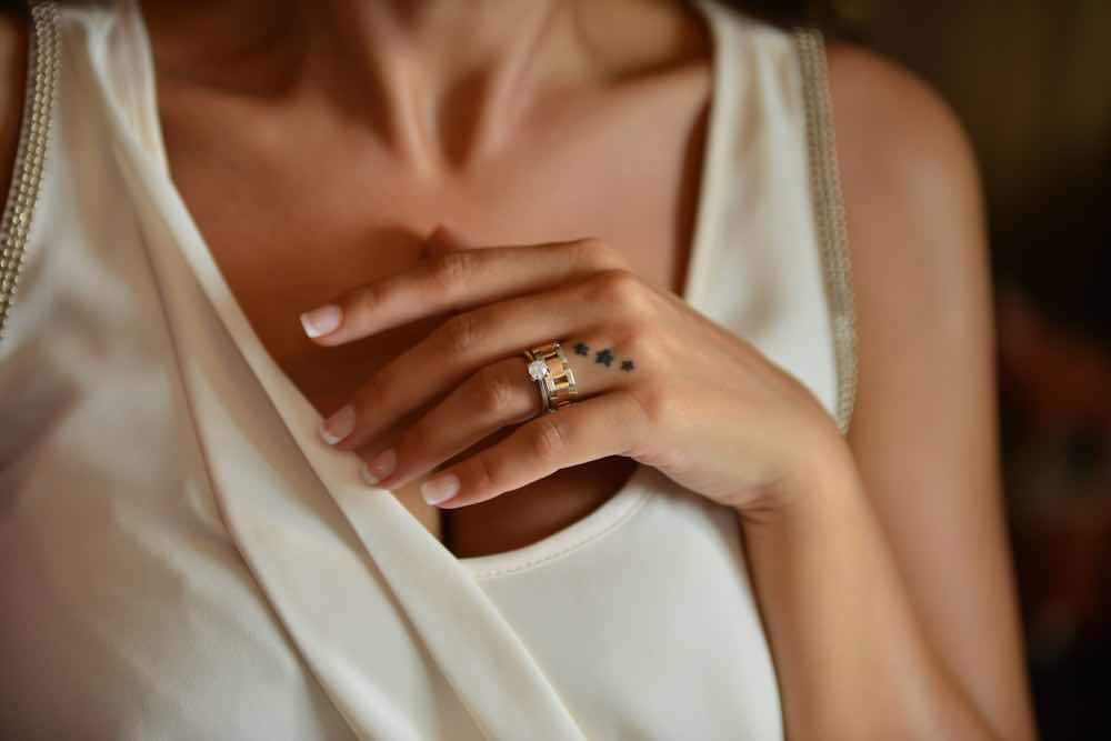 女性と指輪のコーディネート