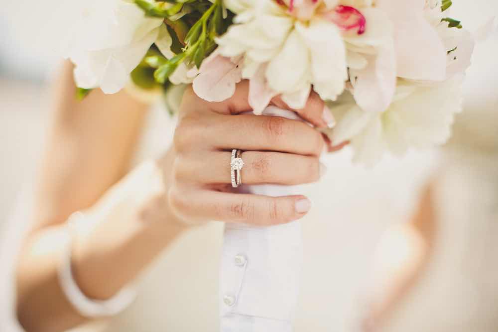 婚約指輪と結婚指輪を重ね付けする花嫁
