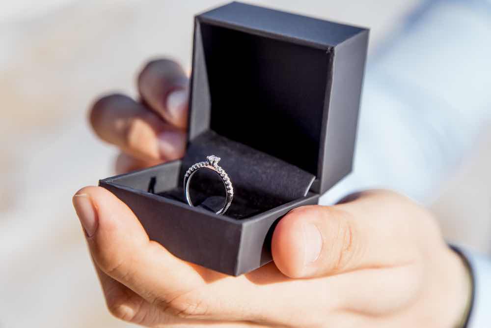 プロポーズでプレゼントしている婚約指輪