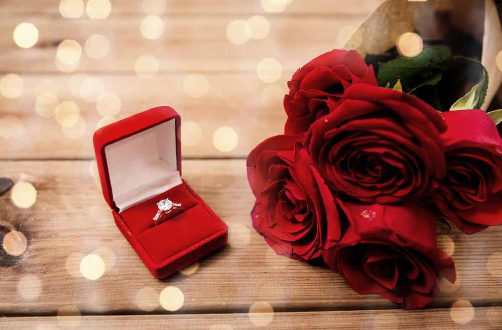 プロポーズでプレゼントされた婚約指輪とバラの花束