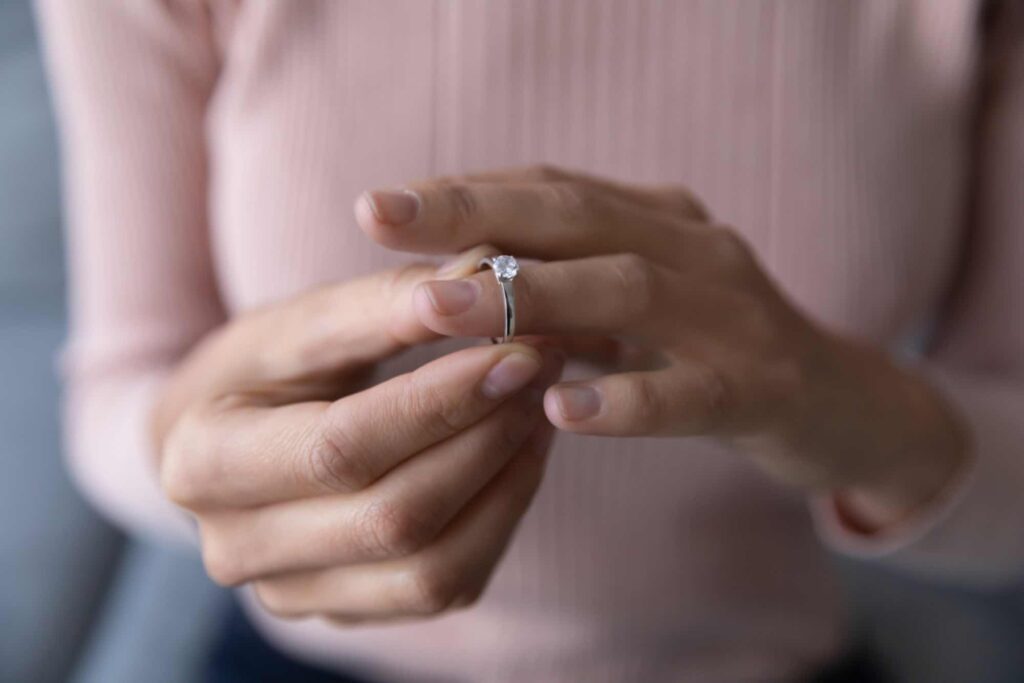 婚約指輪のカラットをみて残念そうにする女性