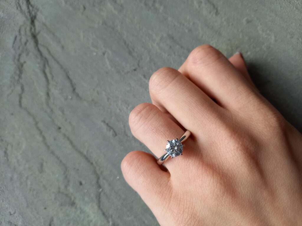 EIKAの1カラットプラチナソリティア婚約指輪