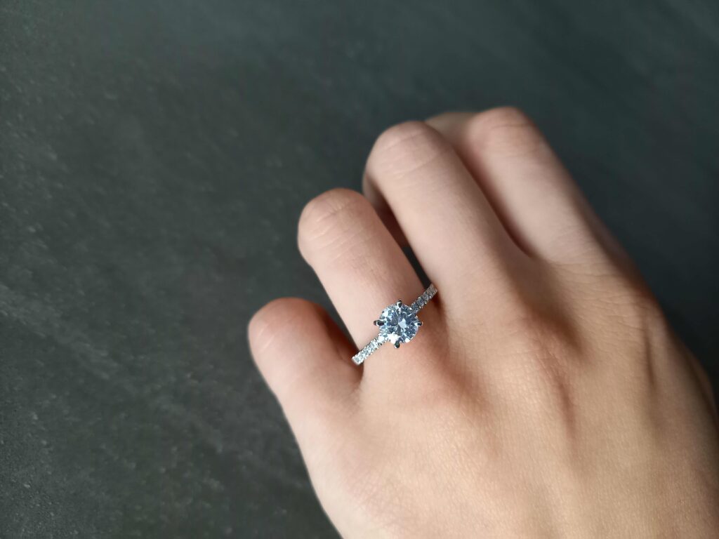 EIKAの1カラットプラチナハーフエタニティ細身婚約指輪