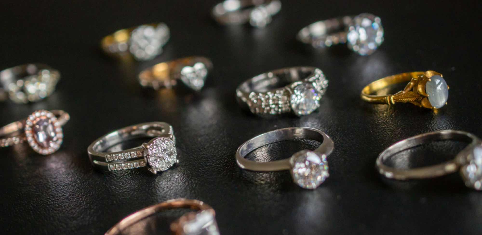 並べられた婚約指輪たち