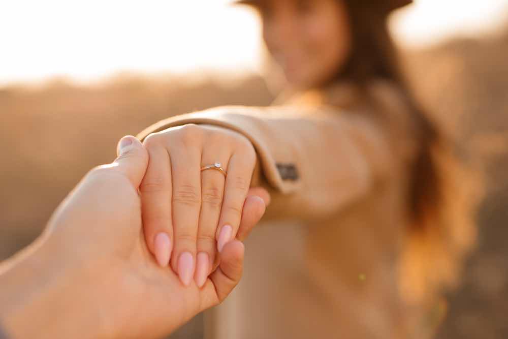 憧れの婚約指輪をもらって喜ぶ女性