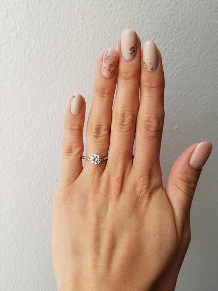 EIKAの1カラットプラチナウェーブ婚約指輪
