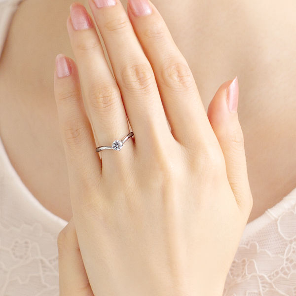 安くコスパ良いVラインデザインの婚約指輪