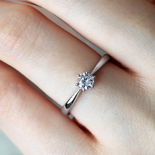 安くコスパ良いソリテールデザインの婚約指輪
