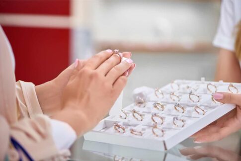宝石店で婚約指輪を選ぶ女性