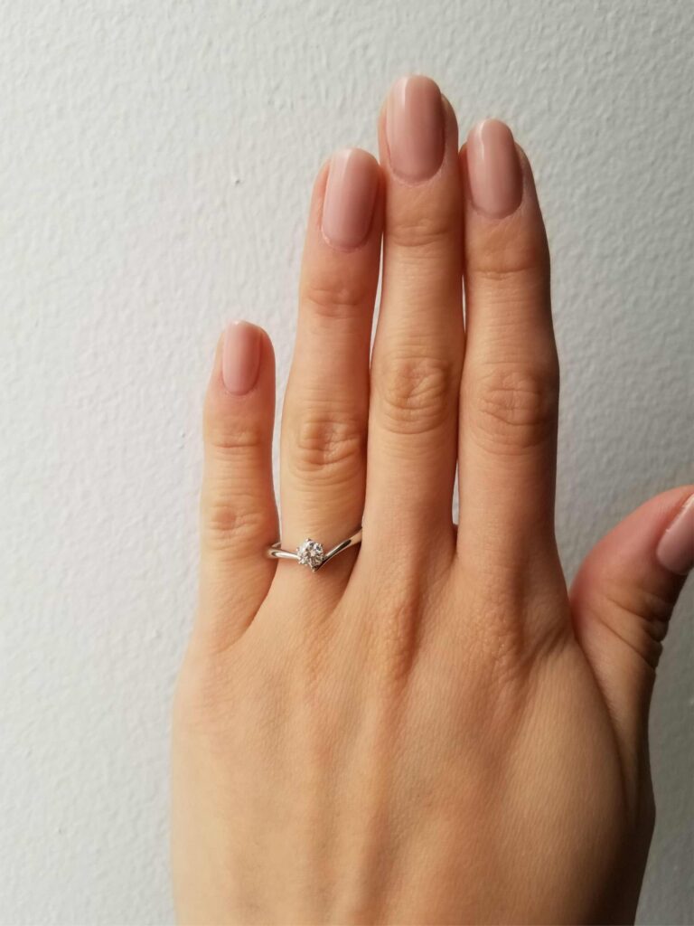 華奢で細めなyラインデザインの婚約指輪