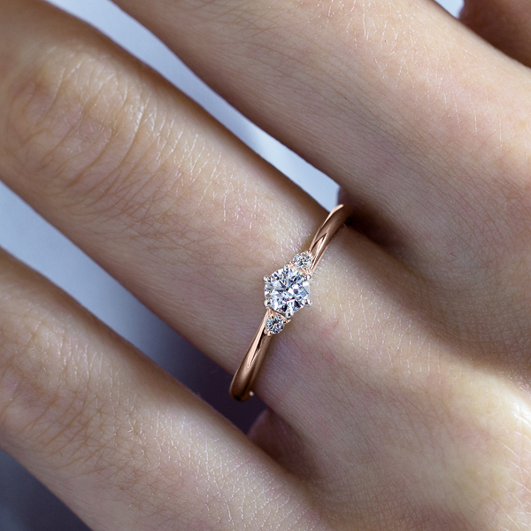 非常に緩やかなSラインを描いたピンクゴールドのウェーブライン系婚約指輪