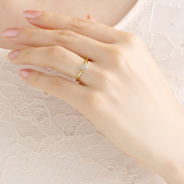 V字ウェーブラインのイエローゴールド婚約指輪