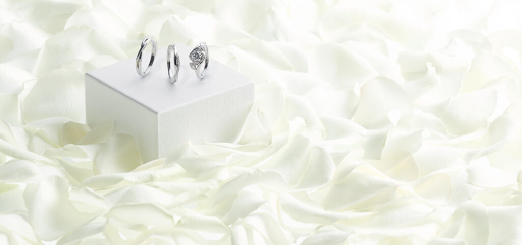 EIKAの花モチーフ婚約指輪と結婚指輪