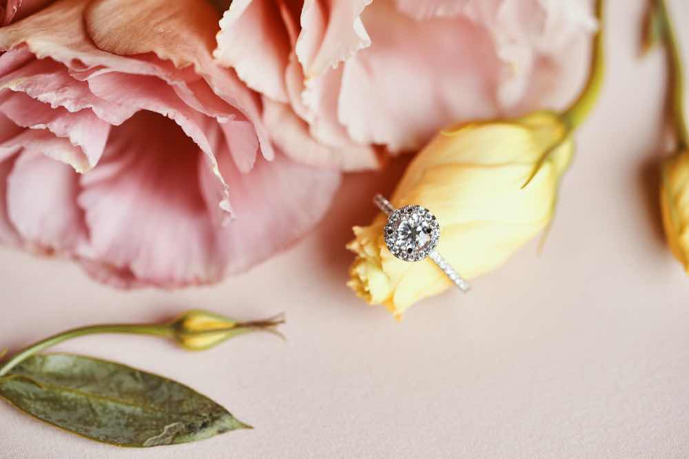 植物や花と婚約指輪