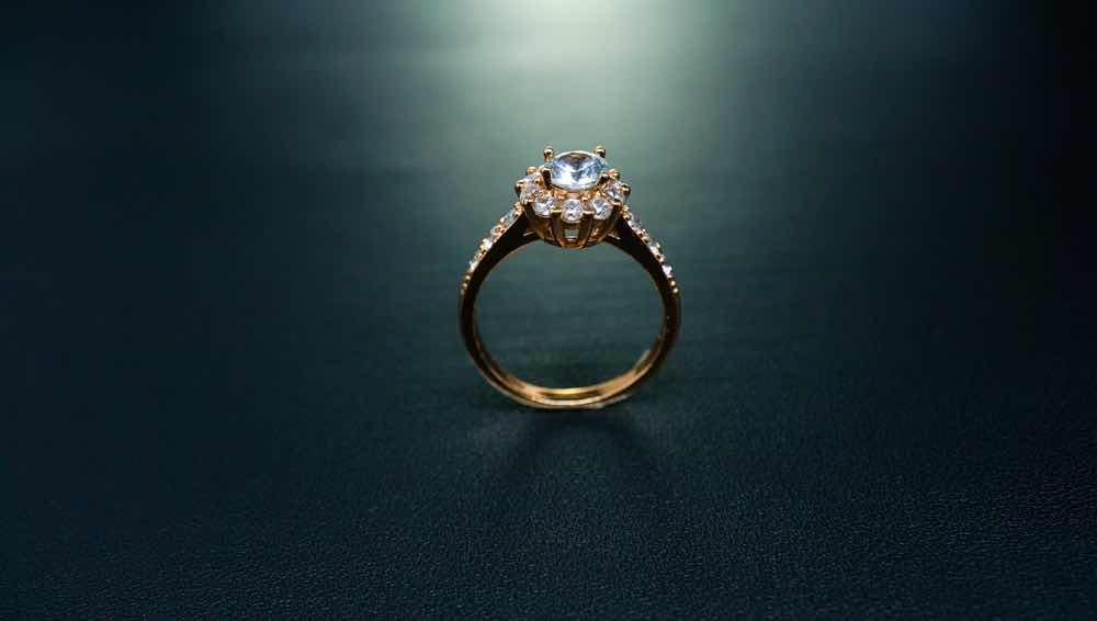 花モチーフでピンクゴールドの婚約指輪